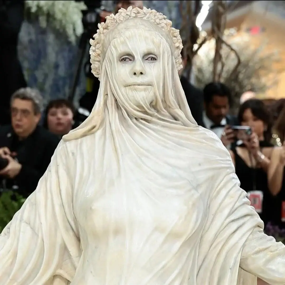 At the 2026 Met Gala, Heidi Klum once again made sure all eyes were on her the moment she stepped onto