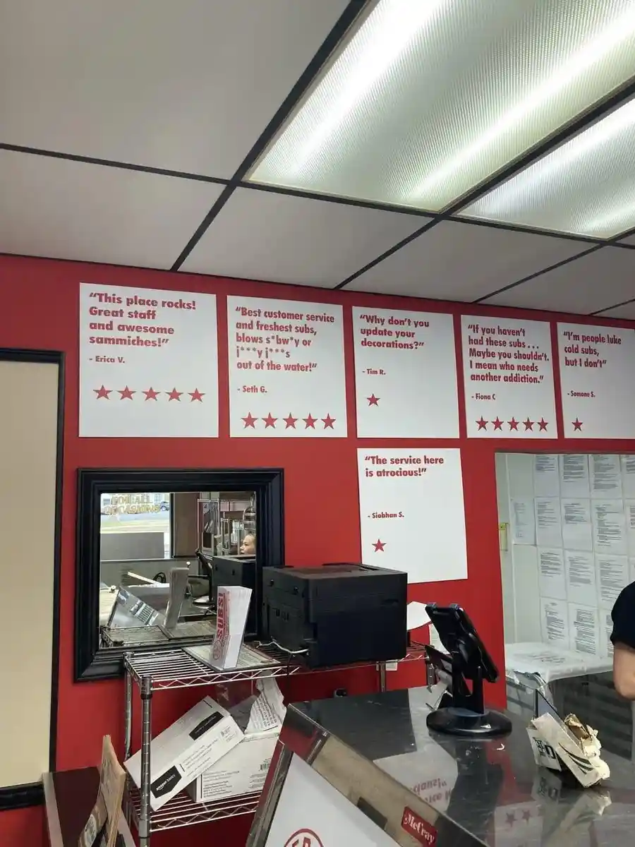 El local que colgó sus peores reseñas en la pared de entrada